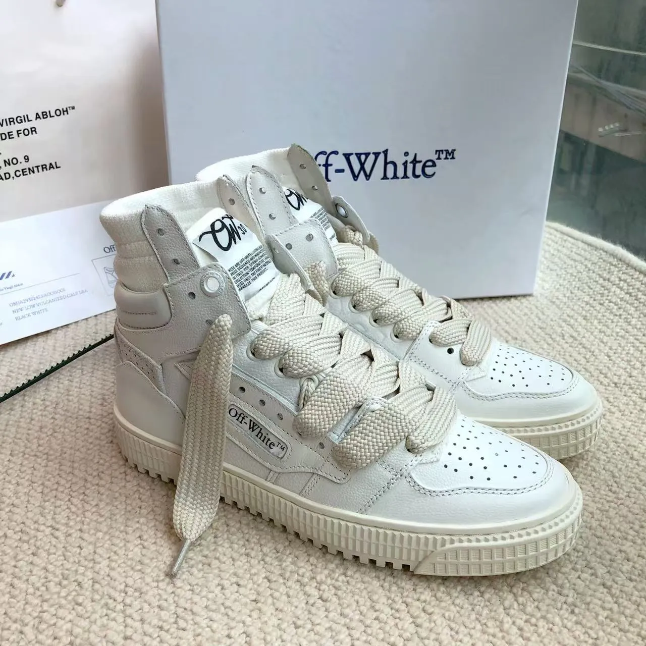 Men's men's shoes P660! 🌈🌈OFF WHITE🌈🌈 ⚡️Couple model⚡️🍓New color🍓 👉Ex-factory price: 130-45 The latest spring model of Gaobang street casual Martin style masterpiece, released the highest quality version on the market 👊 Series original mold opening, original lasting, production technology 1:1 original ➰🔜The best choice for more and more celebrities and Internet celebrities🔸In the classics Changes in the code🔸Innovate in the trend🔸Strive to break away from the shackles of bad street design🔝Although he is not the originator of fashion design, he is definitely a shining dark horse in avant-garde design🐴🆙Do not follow the trend🔅Not universal beauty🔅 Fabric💯First-layer cowhide Lining💯Imported skin-friendly and environmentally friendly polyester mesh Foot pads💯Original molded high-elastic environmentally friendly molding pads Midsole💯Original lasting process Outsole💯Rubber outsole Packaging💯Official website synchronized full set of packaging (brand wrapping paper, brand certificate, brand cloth bag)